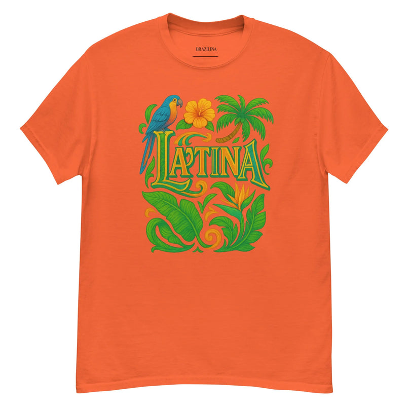 T-shirt orange inspiré du Brésil avec un design tropical mettant en avant un perroquet coloré, des feuilles luxuriantes, une fleur tropicale et un palmier, accompagné du texte 'Latina' dans un style vibrant, célébrant la biodiversité et la culture brésiliennes.