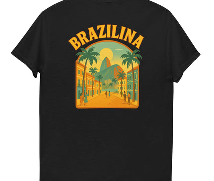 T-shirt noir illustré d'un design inspiré du Brésil, avec des palmiers, des bâtiments colorés, et le Pain de Sucre en arrière-plan sous un coucher de soleil vibrant. L'inscription 'Brazilina' en lettres jaune orangé ajoute une touche tropicale et festive au vêtement, reflétant l'énergie chaleureuse et décontractée de la culture brésilienne.