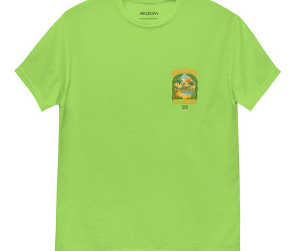 T-shirt vert avec un imprimé inspiré de Rio de Janeiro, représentant des palmiers, un coucher de soleil et un paysage tropical, évoquant l’énergie festive et le charme de la culture brésilienne. Parfait pour adopter un look décontracté et afficher une passion pour les plages exotiques du Brésil.