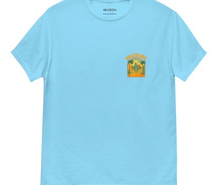 T-shirt bleu ciel avec un design tropical inspiré du Brésil, incluant des palmiers et un paysage ensoleillé. L'inscription 'Brazilina' figure au-dessus du motif, évoquant les plages et l'esprit festif du pays. Un vêtement décontracté qui reflète l'énergie vibrante du Brésil.
