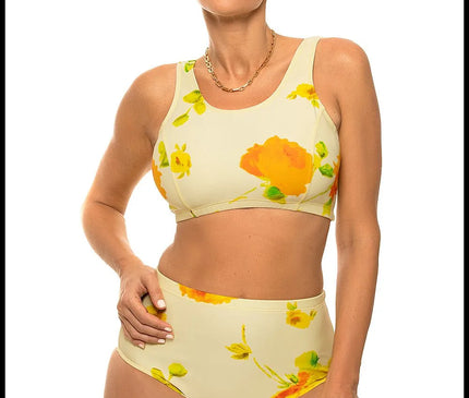 Maillot de bain inspiré de la mode brésilienne, design jaune avec motifs floraux tropicaux jaune et orange, mettant en avant une silhouette élégante et sophistiquée. Un style alliant authenticité et esprit ensoleillé, idéal pour refléter l'ambiance des plages iconiques comme Ipanema et Copacabana.