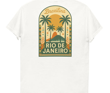 T-shirt blanc avec un design inspiré de Rio de Janeiro, représentant des palmiers, le Pain de Sucre, et un coucher de soleil dans des tons chauds d'orange, vert et jaune. Le texte inclut 'Brazilina' et 'Rio de Janeiro', évoquant l'énergie tropicale, les plages et l'élégance brésilienne.