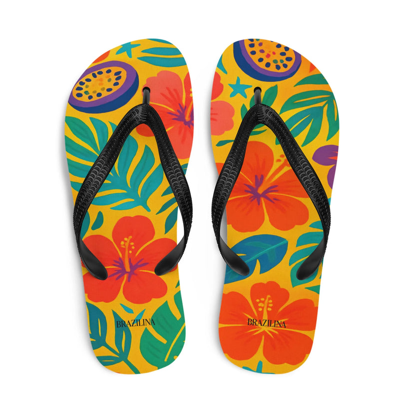 Tongs aux motifs tropicaux brésiliens avec des fleurs rouges, des feuilles vertes et des fruits exotiques sur un fond jaune, inspirées par les paysages et la culture vibrante du Brésil, idéales pour les sorties estivales et la plage.
