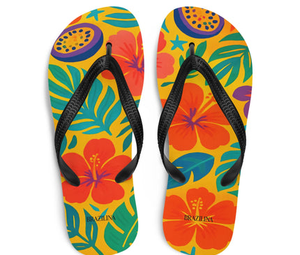 Tongs colorées inspirées du Brésil avec des motifs tropicaux, incluant des fleurs rouges hibiscus, des feuilles vertes et des fruits exotiques sur un fond jaune vibrant, parfaites pour un style estival et festif.