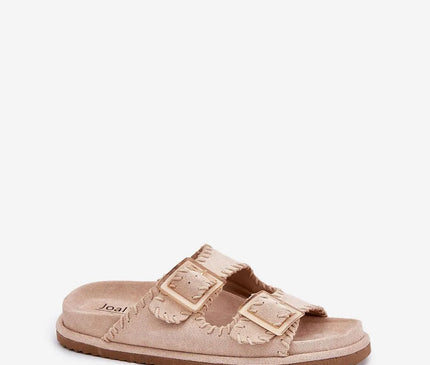 Claquettes pour femmes en suédine écologique beige avec boucles décoratives à l'avant et coutures apparentes, semelle profilée en cuir naturel, talon de 8,5 cm, idéales pour les tenues estivales et les vacances.