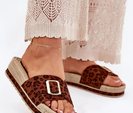 Sandales pour femmes en suédine écologique avec motif léopard, sangle réglable avec boucle dorée, plateforme de 4 cm ornée d'une imitation de tressage, idéales pour un look moderne et décontracté, portées avec une robe en dentelle beige.