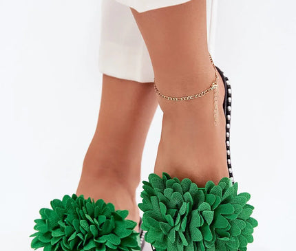 Mules pour femmes en tissu de couleur verte avec une décoration florale spectaculaire sur le devant. Semelle avec détails décoratifs et hauteur de 2,5 cm. Idéal pour les journées chaudes et un style élégant.
