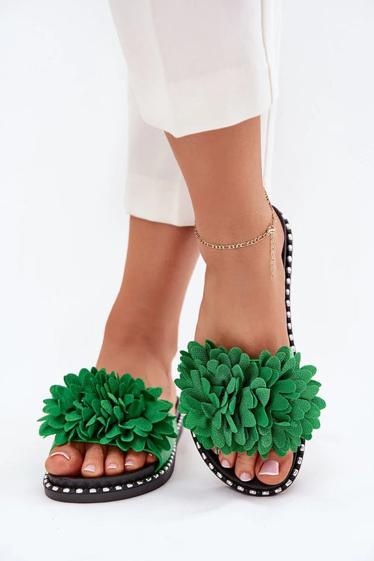 Mules pour femmes en tissu de couleur verte avec une décoration florale spectaculaire sur le devant. Semelle avec détails décoratifs et hauteur de 2,5 cm. Idéal pour les journées chaudes et un style élégant.
