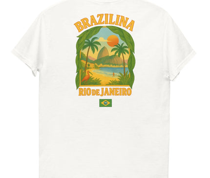 T-shirt blanc avec imprimé inspiré de Rio de Janeiro, mettant en avant des paysages tropicaux avec palmiers, montagnes iconiques, coucher de soleil et plage dorée. Inscription 'Brazilina Rio de Janeiro' et drapeau brésilien en bas, reflétant l'énergie festive et l'art de vivre brésilien. Parfait pour représenter l'esprit du Brésil dans un style décontracté.