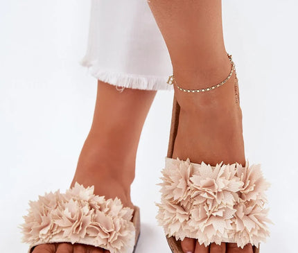 Sandales à plateforme inspirées de l'esprit vibrant du Brésil, avec un design floral évoquant les paysages tropicaux, décorées de fleurs en tissu beige et une semelle en liège, parfaites pour les journées estivales et tenues décontractées.