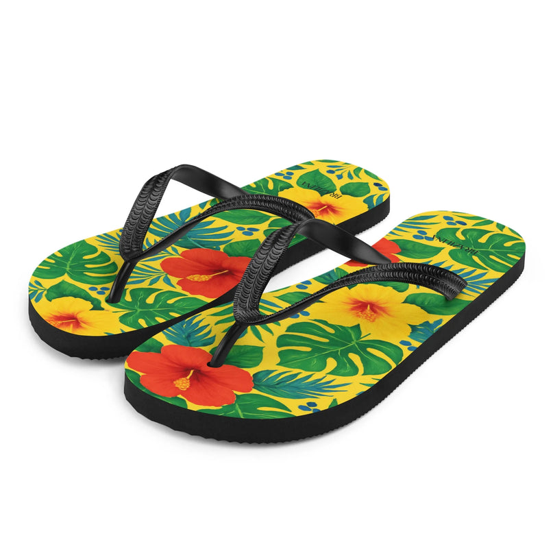 Tongs colorées avec motifs tropicaux inspirés de la flore brésilienne, représentant des hibiscus rouges, des fleurs jaunes et un feuillage luxuriant. Une ambiance estivale et exotique évoquant les plages et la nature du Brésil.