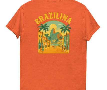 T-shirt orange avec un design tropical sur le dos, représentant une scène typique du Brésil : palmiers, bâtiments colorés et le Pain de Sucre sous un ciel ensoleillé, avec le mot 'Brazilina' inscrit en haut en lettres jaunes.