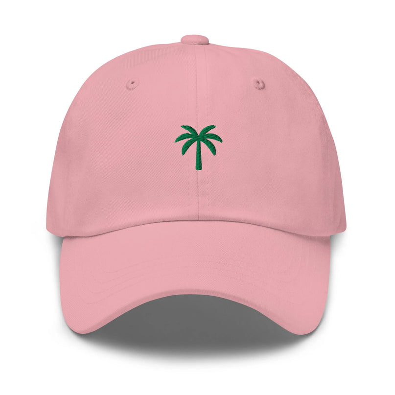 Casquette rose avec un palmier brodé vert au centre, inspirée de la culture brésilienne et des paysages tropicaux, parfaite pour un look décontracté et estival évoquant l'énergie ensoleillée du Brésil.