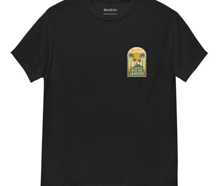 T-shirt noir inspiré de Rio de Janeiro au Brésil, mettant en avant un design tropical avec des palmiers et une inscription évoquant l'énergie festive et ensoleillée de la ville. Style décontracté célébrant les paysages paradisiaques et l'élégance brésilienne.