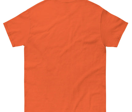 T-shirt orange vibrant célébrant l’héritage du Brésil, symbolisant la richesse culturelle, la joie de vivre et la fierté nationale. Un vêtement idéal pour les amateurs de football et d’énergie brésilienne, parfait pour afficher son attachement aux valeurs dynamiques et sportives du pays.