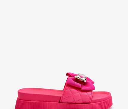 Mules pour femmes en simili cuir rose avec plateforme massive de 4,5 cm, ornées d'un nœud en tissu, d'une imitation de fermoir avec un ours en peluche et une plaque décorative. Idéal pour la saison à venir.