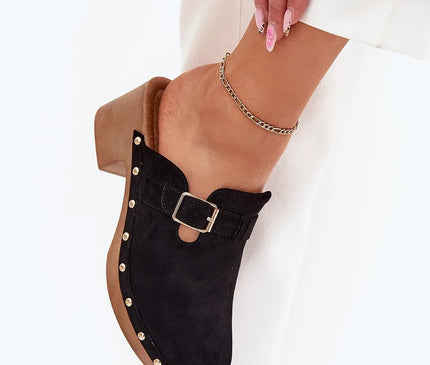 Sabots pour femmes en suédine écologique noire avec talon bloc de 6 cm, ornés de clous dorés et d'une sangle à boucle dorée pour une touche élégante et rock. Semelle intérieure souple pour un confort optimal, parfaits pour les tenues quotidiennes.