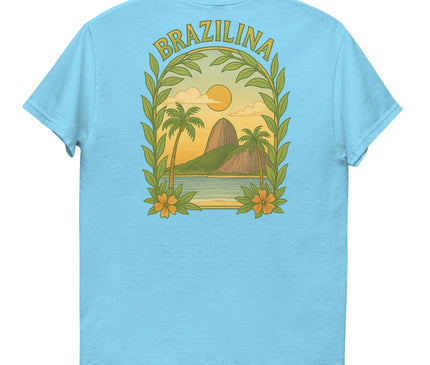 T-shirt bleu avec un design vibrant inspiré du Brésil, mettant en avant des éléments tropicaux comme des palmiers, un coucher de soleil, des fleurs et des montagnes emblématiques. Inscription 'Brazilina' au-dessus, reflétant l'esprit chaleureux et naturel des paysages brésiliens, parfait pour un style relax et festif.