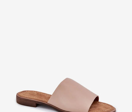 Sandales minimalistes brésiliennes couleur beige, design épuré et ouvert, inspirées par l'élégance décontractée des plages brésiliennes, offrant confort et légèreté pour l'été. Adaptées aux balades en bord de mer et aux sorties urbaines.