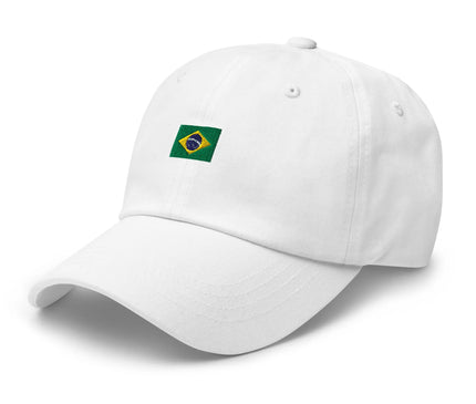 Casquette blanche avec le drapeau du Brésil brodé, symbolisant la culture ensoleillée brésilienne, idéale pour afficher un lien avec l'énergie et la convivialité de ce pays coloré. Un accessoire parfait pour ajouter une touche exotique à votre style.
