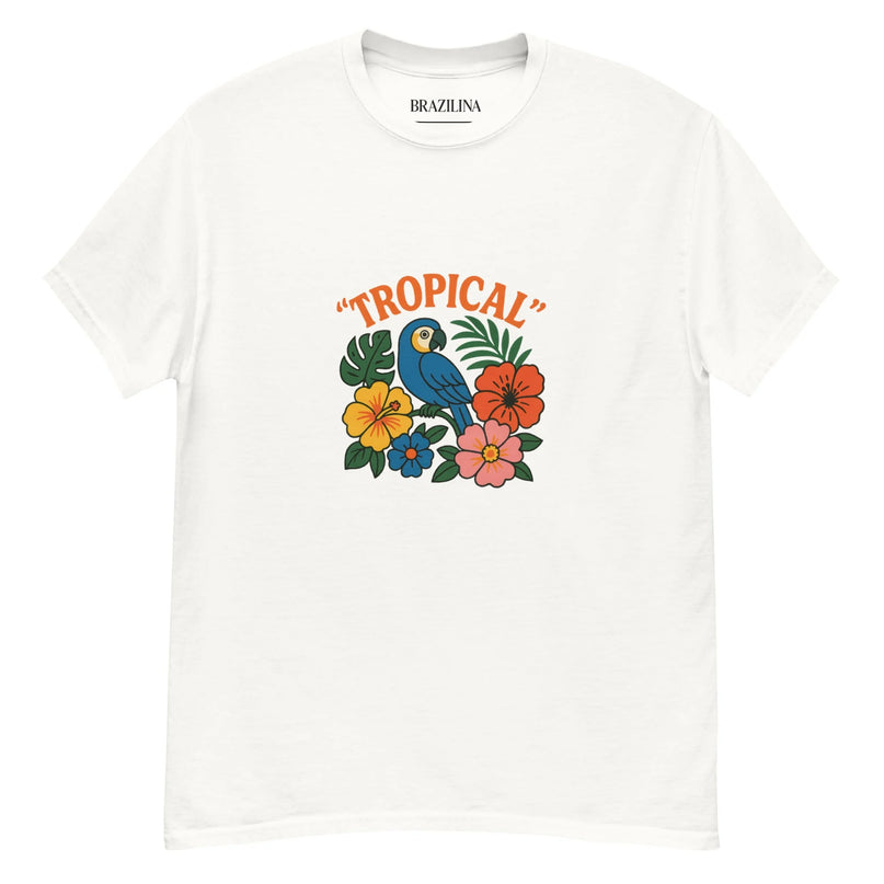 T-shirt blanc avec un design coloré représentant un perroquet bleu entouré de fleurs tropicales vibrantes et de feuillages exotiques. Le texte 'TROPICAL' en orange surplombe l'illustration, exprimant l'esprit festif et ensoleillé de la culture brésilienne. Idéal pour un style exotique et inspiré de la biodiversité du Brésil.