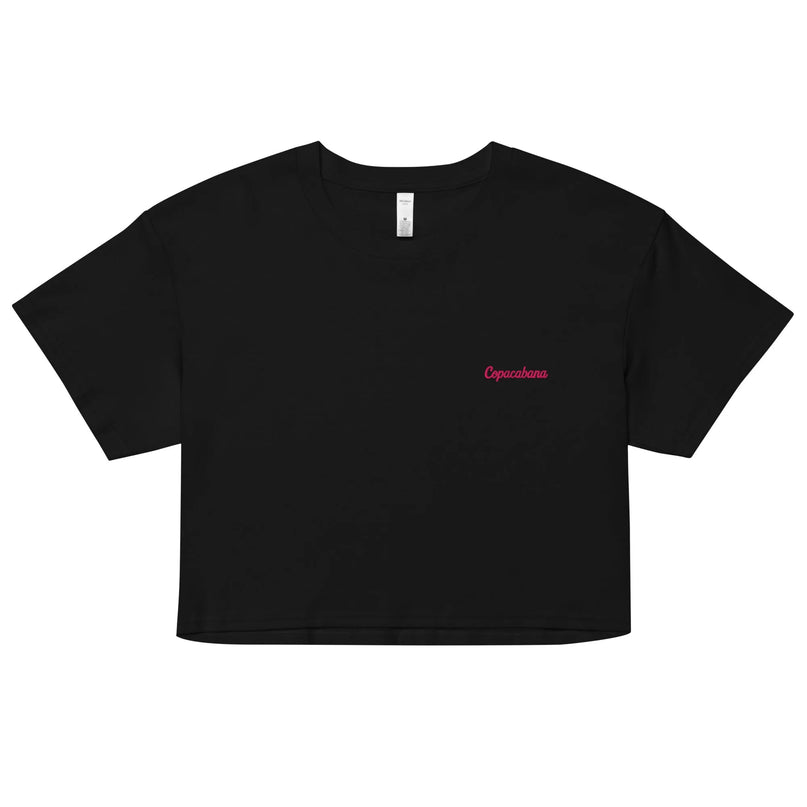 Crop top noir minimaliste avec l'inscription rose 'Copacabana' brodée sur la poitrine, inspiré par l'ambiance vibrante et festive de la plage de Copacabana à Rio de Janeiro, alliant élégance, confort et style brésilien décontracté.