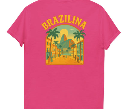 T-shirt rose vif avec un design inspiré du Brésil, montrant une scène tropicale avec des palmiers, des bâtiments colorés et le Pain de Sucre en fond. Le mot 'Brazilina' est inscrit en lettres jaunes. Ce vêtement évoque les paysages ensoleillés et festifs du Brésil.