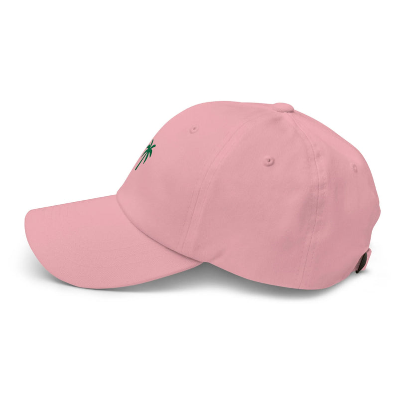 Casquette rose avec un palmier brodé vert, inspirée de l'ambiance tropicale et de la culture brésilienne, parfaite pour un style décontracté et estival, mettant en avant les paysages exotiques et l'énergie ensoleillée du Brésil.
