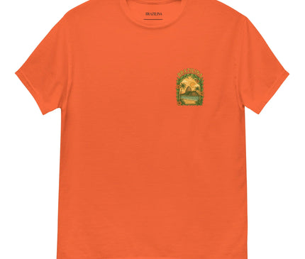 T-shirt orange avec un motif inspiré des paysages tropicaux du Brésil, incluant des palmiers, un coucher de soleil et des détails évoquant la nature luxuriante brésilienne. Parfait pour un style vibrant et culturellement inspiré.