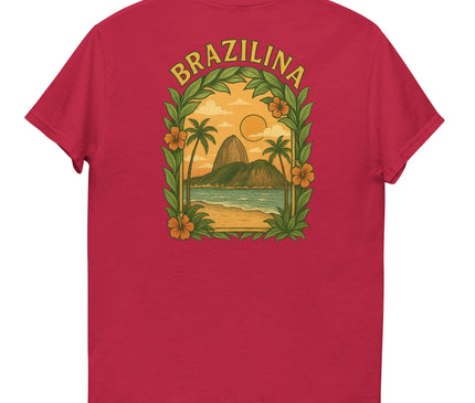 T-shirt rouge avec un motif inspiré du Brésil, affichant un paysage tropical composé de palmiers, d'un coucher de soleil, d'une plage et d'une montagne emblématique en arrière-plan. Le design est encadré de feuilles et de fleurs tropicales, avec le texte 'Brazilina' en haut, évoquant la richesse culturelle et la nature luxuriante du Brésil.