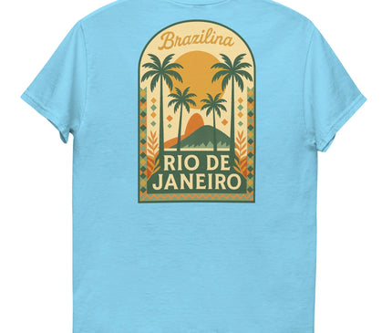 T-shirt bleu clair au design inspiré de Rio de Janeiro, mettant en avant des palmiers, un coucher de soleil et le Pain de Sucre, avec l'inscription 'Brazilina Rio de Janeiro'. Ce t-shirt incarne l'énergie exotique, les plages et l'ambiance tropicale du Brésil, célébrant la nature luxuriante et le style détendu brésilien.