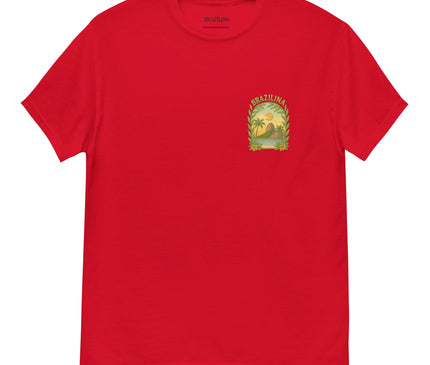 T-shirt rouge au design inspiré du Brésil avec illustration stylisée de palmiers, coucher de soleil, feuilles luxuriantes et le texte 'Brazilina', représentant les paysages tropicaux et l'énergie vibrante de la culture brésilienne.