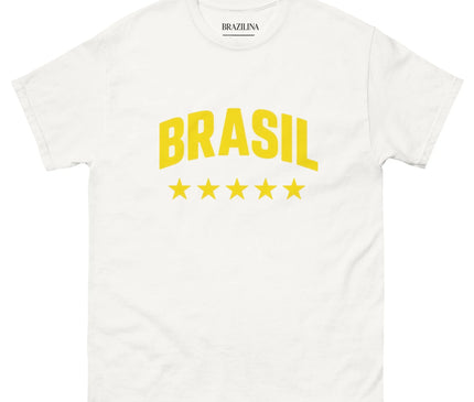 T-shirt blanc avec l'inscription jaune 'BRASIL' en lettres capitales, accompagné de cinq étoiles jaunes symbolisant l'excellence sportive et la fierté nationale brésilienne. Idéal pour afficher un style inspiré de l'héritage culturel dynamique et de la passion du Brésil, notamment son lien avec le football.