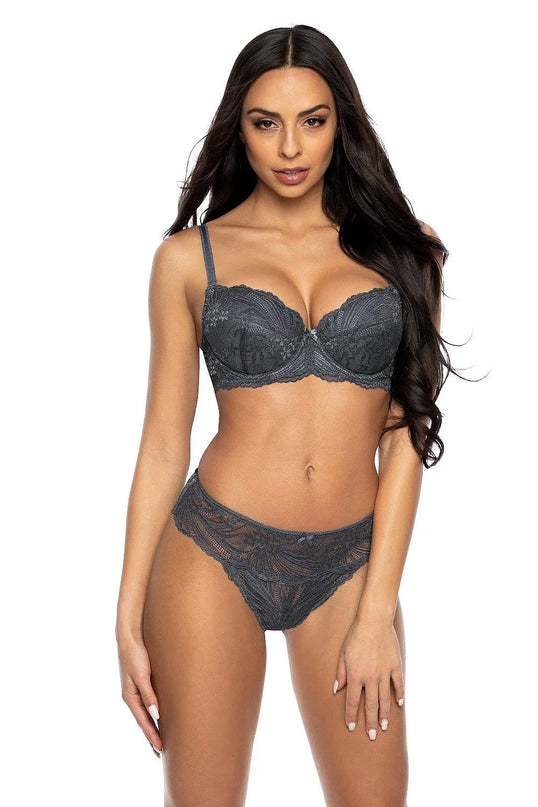 Culotte tonique grise Sybilla en dentelle délicate ajustée, mettant en valeur les charmes féminins, présentée par un mannequin, idéale pour la lingerie féminine élégante.
