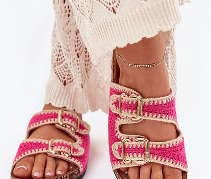 Sandales crochetées rose et beige avec boucles dorées, inspirées de l’artisanat brésilien, évoquant la chaleur et la créativité du Brésil. Confortables et décontractées, parfaites pour un style estival, idéales pour incarner l’esprit des plages de Rio.