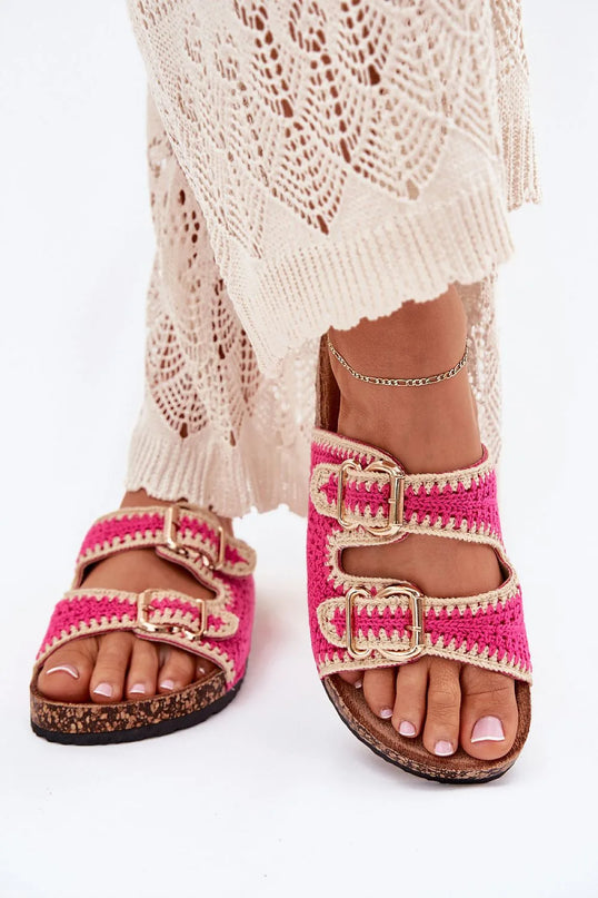 Sandales crochetées rose et beige avec boucles dorées, inspirées de l’artisanat brésilien, évoquant la chaleur et la créativité du Brésil. Confortables et décontractées, parfaites pour un style estival, idéales pour incarner l’esprit des plages de Rio.