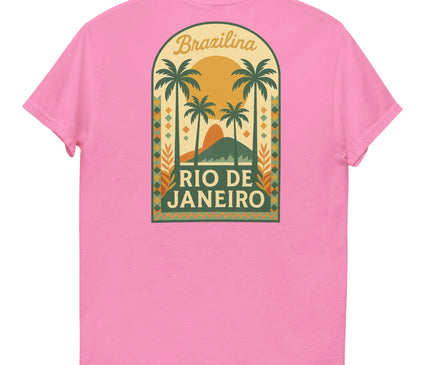 T-shirt rose au design inspiré de Rio de Janeiro, avec un motif rétro représentant des palmiers, le Pain de Sucre, et un coucher de soleil tropical. Le texte 'Brazilina' et 'Rio de Janeiro' orne le visuel, célébrant l'énergie festive et les paysages emblématiques du Brésil.