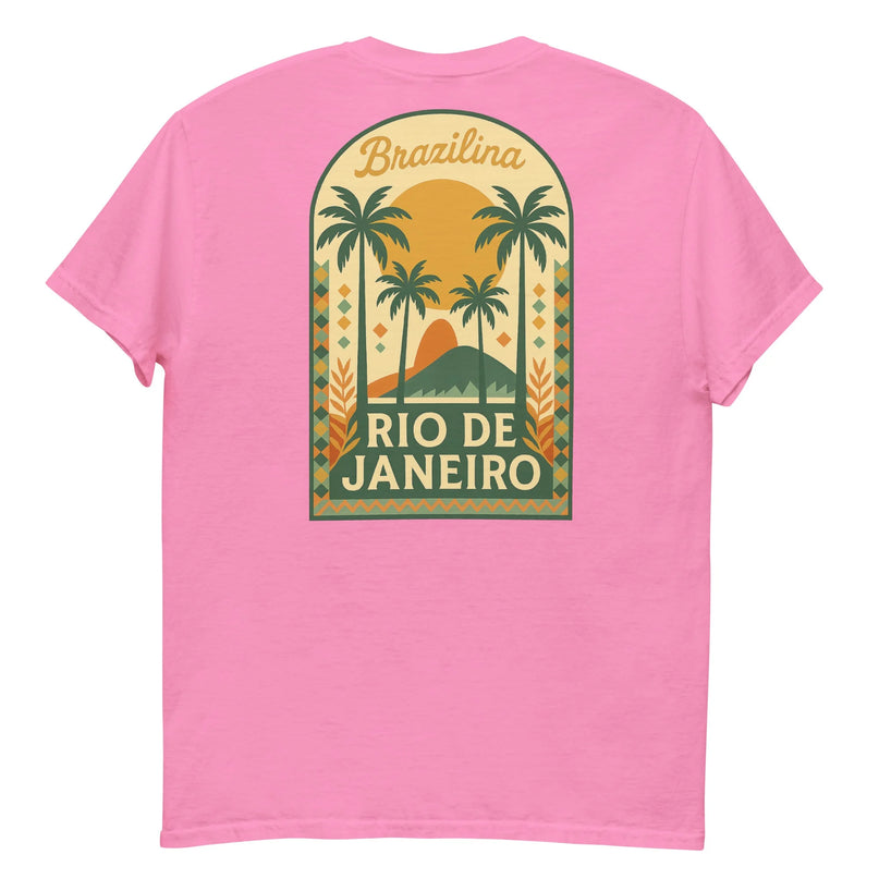 T-shirt rose au design inspiré de Rio de Janeiro, avec un motif rétro représentant des palmiers, le Pain de Sucre, et un coucher de soleil tropical. Le texte 'Brazilina' et 'Rio de Janeiro' orne le visuel, célébrant l'énergie festive et les paysages emblématiques du Brésil.