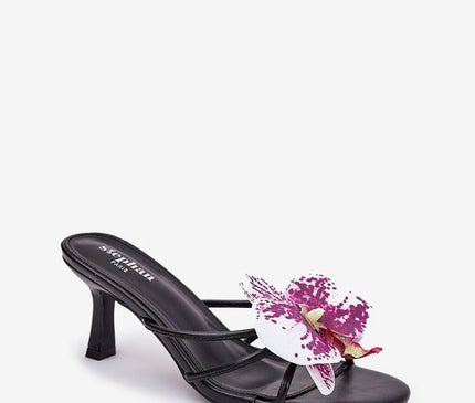 Sandales élégantes noires à talons avec fleurs orchidées inspirées de la flore tropicale brésilienne, parfaites pour les plages de Rio et les festivals comme le Carnaval.