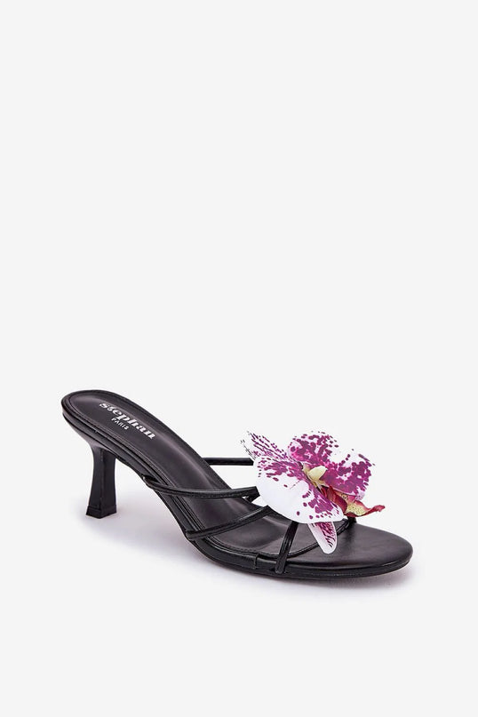 Sandales élégantes noires à talons avec fleurs orchidées inspirées de la flore tropicale brésilienne, parfaites pour les plages de Rio et les festivals comme le Carnaval.