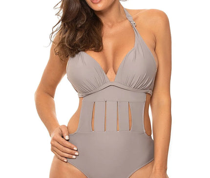 Maillot de bain une-pièce élégant et sophistiqué inspiré de la mode brésilienne, avec des découpes modernes rappelant le style des plages de Rio, mettant en valeur les formes naturelles féminines. Coloris taupe, design audacieux et confortable pour un look chic et sensuel.