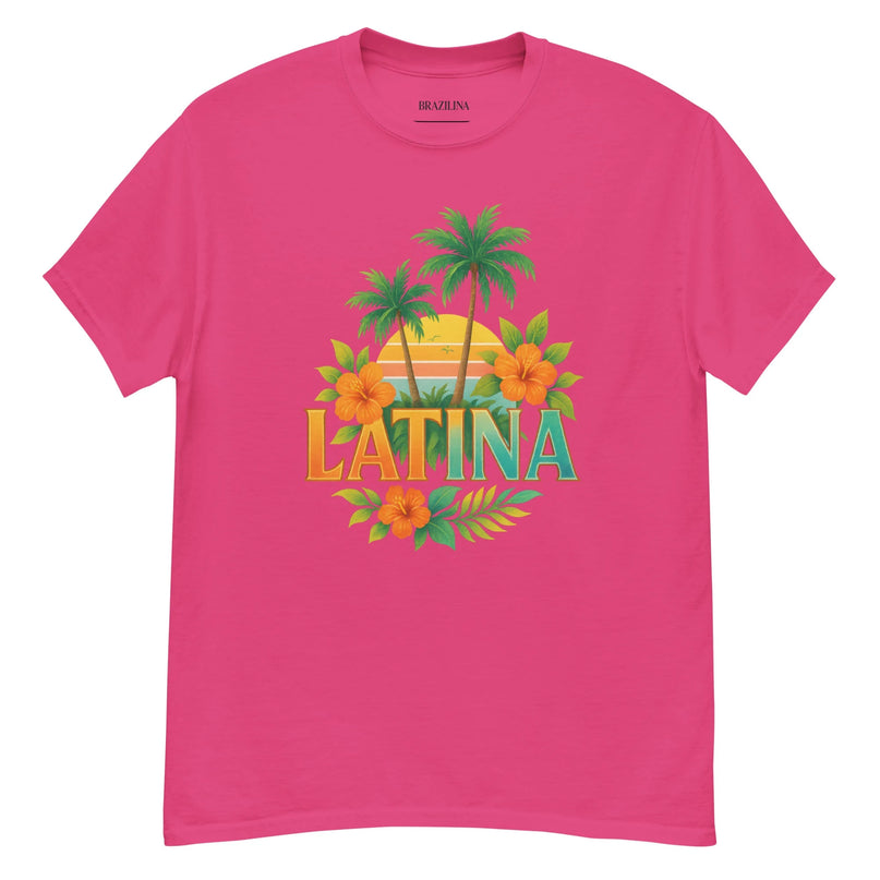 T-shirt rose vibrant avec un design tropical inspiré du Brésil montrant des palmiers, un coucher de soleil, des fleurs exotiques orange et le texte coloré 'LATINA', reflétant l'ambiance chaleureuse et ensoleillée des plages brésiliennes.