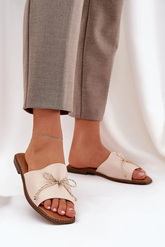 Sandales élégantes d'inspiration brésilienne en cuir beige avec un cordon noué raffiné, évoquant la sophistication et la légèreté des plages tropicales. Idéal pour un style décontracté et ensoleillé, parfait pour les longues journées ou les soirées animées.