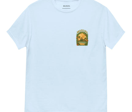 T-shirt blanc avec un design inspiré du Brésil, représentant des palmiers, un coucher de soleil tropical et une nature luxuriante. Parfait pour exprimer un style vibrant et chaleureux, en hommage à la culture et aux paysages brésiliens.