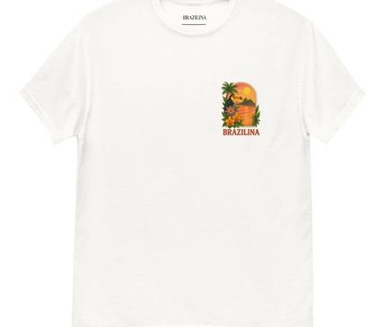 T-shirt blanc avec un design tropical inspiré du Brésil, représentant un coucher de soleil exotique, des palmiers et des fleurs colorées, avec le texte 'Brazilina'. Vêtement évoquant l’ambiance festive, les plages ensoleillées et la nature luxuriante du pays.
