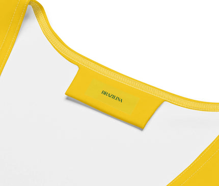 Haut inspiré du Brésil avec un col jaune vif et une étiquette interne portant l'inscription 'Brazilina'. Style sportif et épuré rendant hommage à l'énergie et à la culture brésilienne, idéal pour représenter la fierté et la passion nationales.