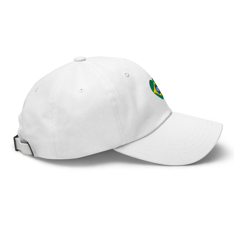 Casquette blanche avec un motif en forme de cœur inspiré du drapeau brésilien, symbolisant l'énergie et la culture du Brésil. Accessoire décontracté idéal pour célébrer l'esprit brésilien, le football, la samba et les paysages tropicaux.