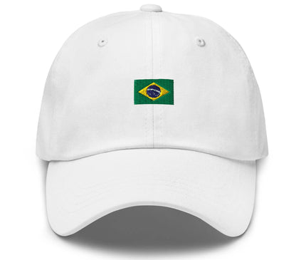 Casquette blanche avec le drapeau du Brésil brodé au centre, symbole vibrant de la culture brésilienne, composée d'une forme classique et d'un design inspiré par l'énergie, la passion pour le football, et les paysages uniques du Brésil. Accessoire parfait pour ajouter une touche d'exotisme et de convivialité à votre style.