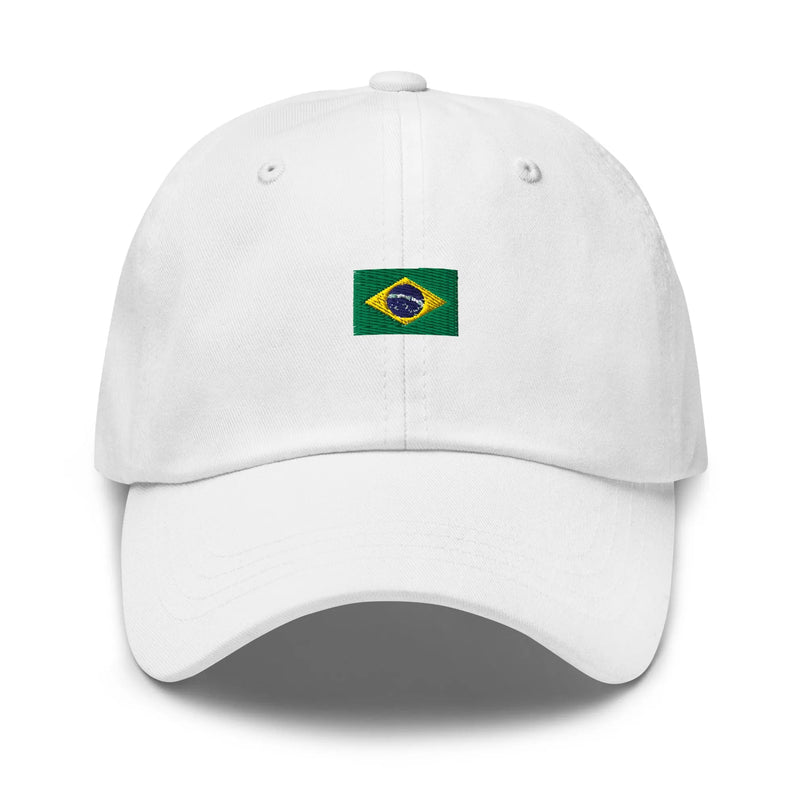 Casquette blanche avec le drapeau du Brésil brodé au centre, symbole vibrant de la culture brésilienne, composée d'une forme classique et d'un design inspiré par l'énergie, la passion pour le football, et les paysages uniques du Brésil. Accessoire parfait pour ajouter une touche d'exotisme et de convivialité à votre style.