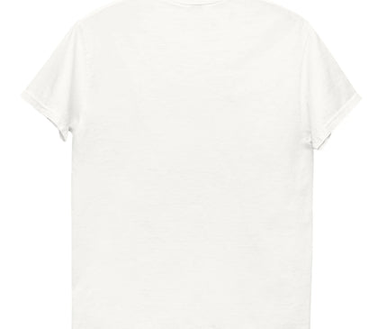 T-shirt blanc mettant en valeur un design inspiré de la nature et la culture tropicale du Brésil, avec des motifs de perroquets, de feuilles luxuriantes et de fleurs exotiques. Parfait pour une touche vibrante et festive, célébrant la biodiversité et l'artisanat brésilien.